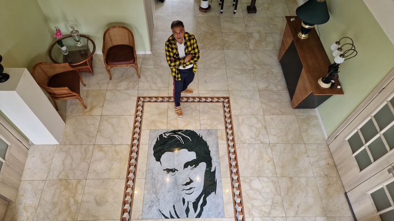 Jimmy Prins (67) in de hal van zijn 'Elvis-huis' (foto: Noël van Hooft)