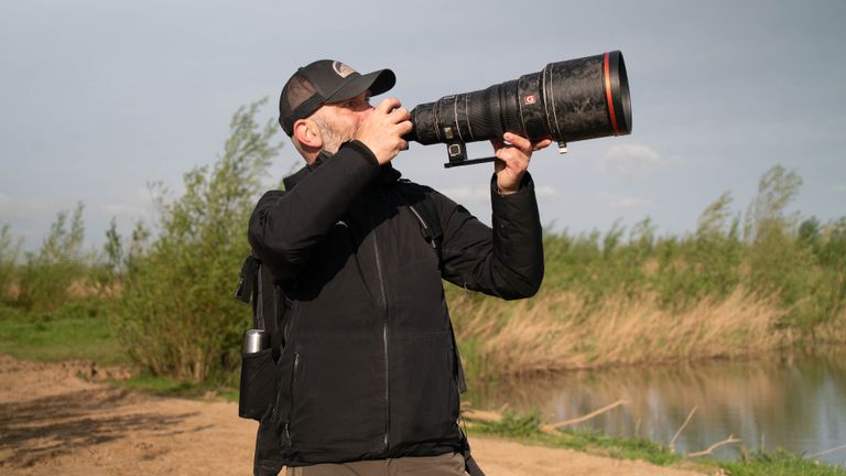 Alex Pansier ziet door zijn telelens een zwerm vogels (foto: Rochelle Moes). 