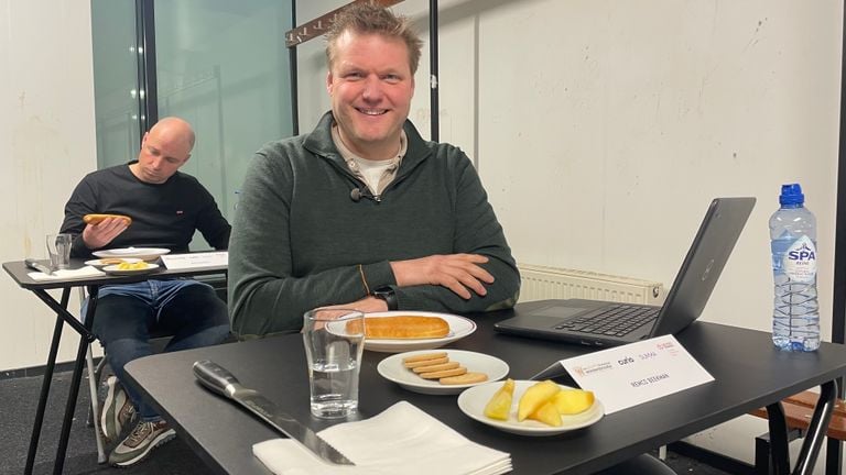 Jurylid Remco Beekman mag de worstenbroodjes van de thuisbakkers proeven