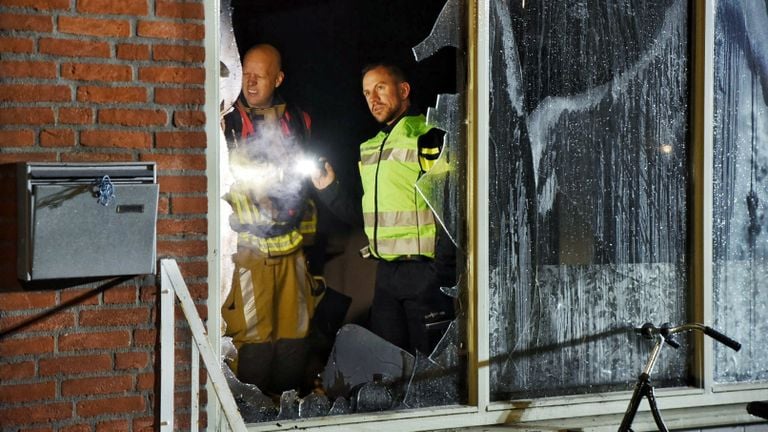 De woonkamer van het huis in Tilburg is zwartgeblakerd (foto: Toby de Kort/SQ Vision).