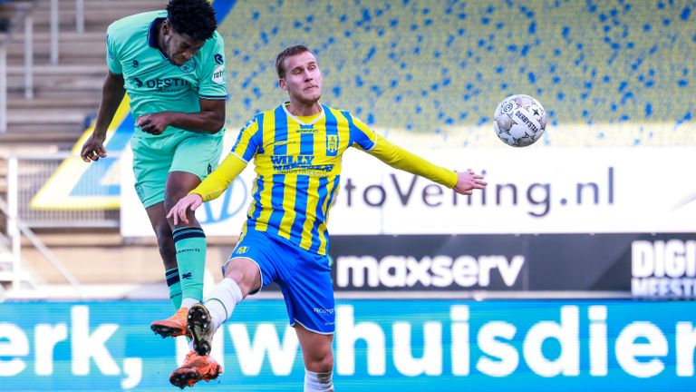 Melle Meulensteen in duel met Willem II-spits Kwasi Wriedt (foto: OrangePictures).