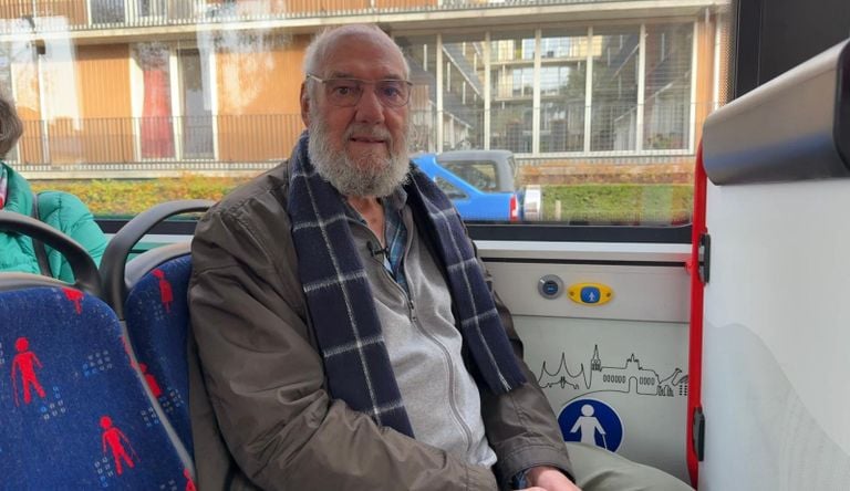 Henk van der Hoven in de bus naar het station (foto: Pieter Soethout).