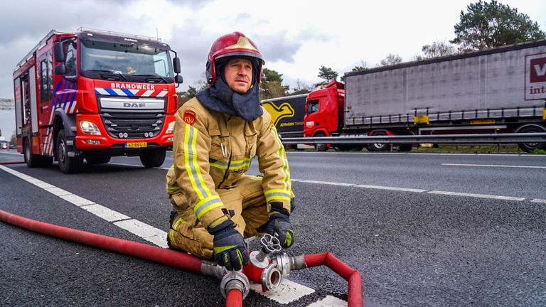 Het verkeer is stilgezet zodat de brandweer kan blussen (foto: Dave Hendriks/SQ Vision).