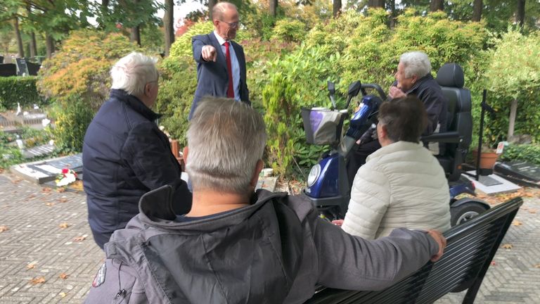 Directeur Roel Stapper in gesprek met de hangouderen op begraafplaats Zuylen. 