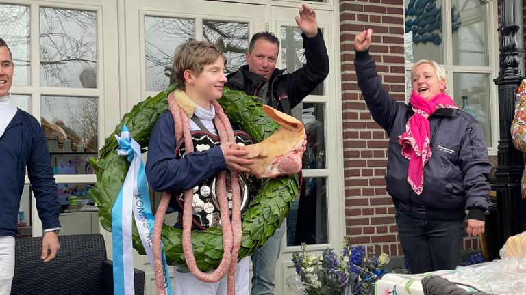 Dylano krijgt een ellenlange metworst, twee wittebroden, twee vaten bier en een halve varkenskop (Foto: Jos Verkuijlen) 