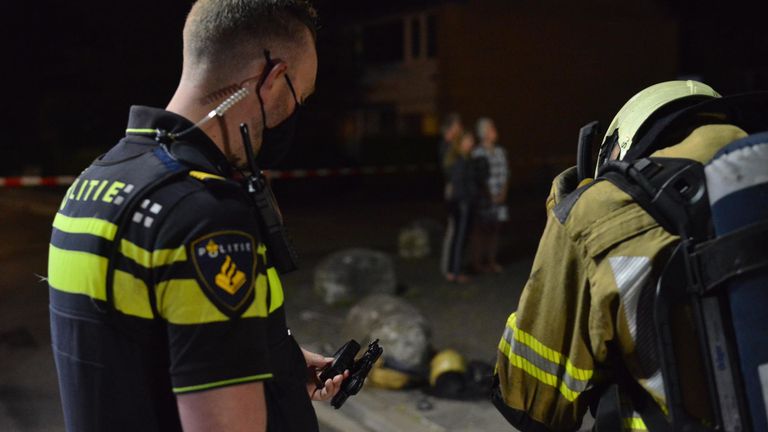 Politie en brandweer bij het huis aan de Zorgvlietstraat in Breda (foto: Perry Roovers/SQ Vision).