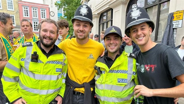 NAC-supporters dragen de typische 'Bobby'-helmen van de plaatselijke politie-agenten (foto: Ronald Sträter).