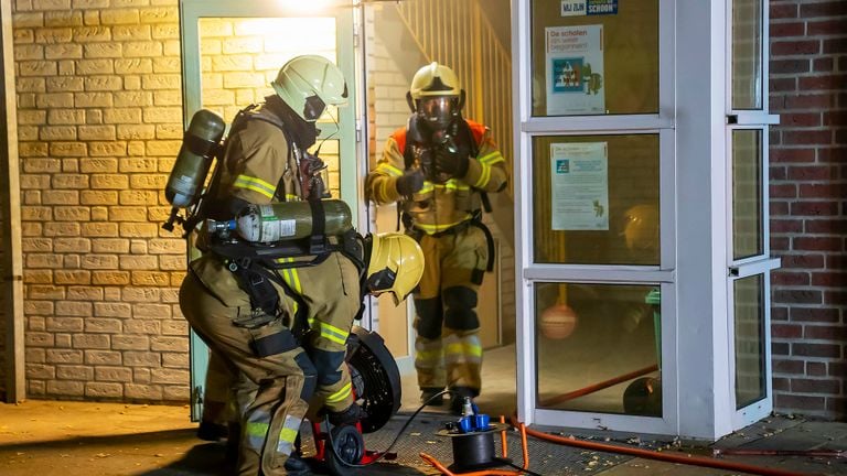 De brandweer in actie bij de John F. Kennedyschool in Oss (foto: Gabor Heeres/SQ Vision).