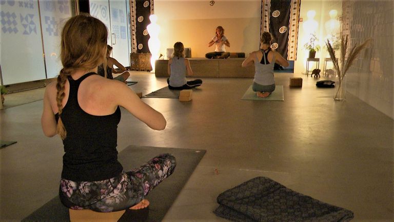 Steeds meer Brabanders zoeken de stilte in yoga door en na coronatijd. (foto: Raoul Cartens)