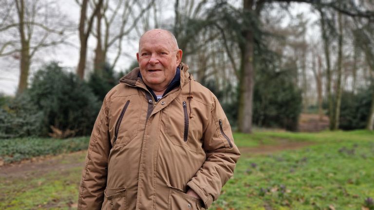 Pieter Jan van Meel bij de boom op Kamp Beekvliet (foto: Noël van Hooft).