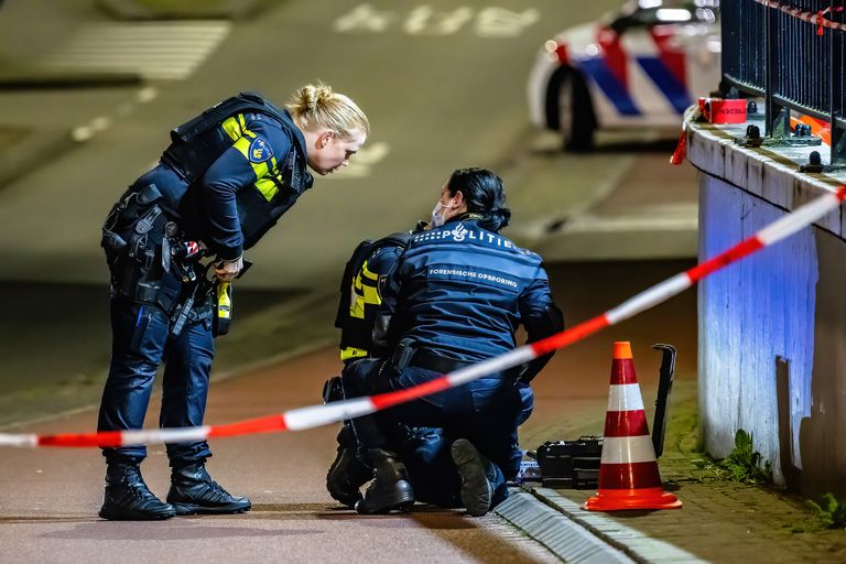 Een deel van de omgeving van de coffeeshop in Tilburg werd afgezet met lint (foto: Jack Brekelmans/SQ Vision).