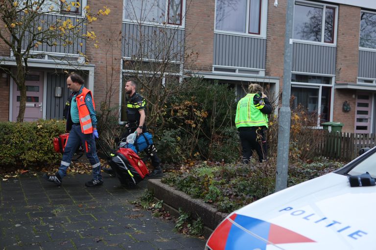 Politie en ambulance waren op de melding van de steekpartij in Den Bosch afgekomen (foto: Bart Meesters/Meesters Multimedia/SQ Vision).