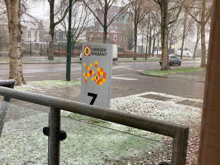 Sneeuw bij Omroep Brabant in Breda.