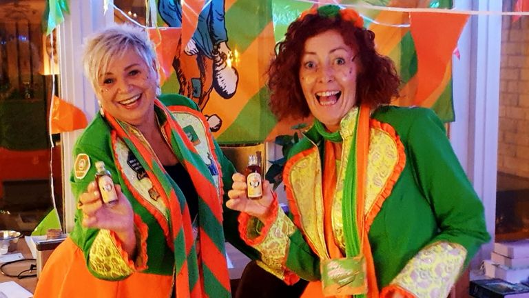 Rianne (l) en Desirée (r) zonder pruiken maar met favoriet carnavalsdrankje (foto:privécollectie)