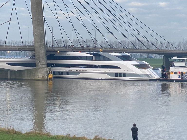 Het vastgelopen superjacht trok veel bekijks bij de Heusdensebrug (foto: Rens Groen).