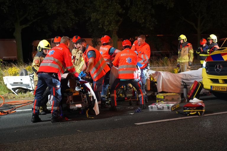 Vanwege de ernst van de situatie kwamen diverse hulpverleners naar de A58 bij Molenschot (foto: Jeroen Stuve/SQ Vision).