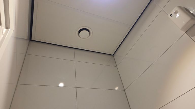 Hier hing de verborgen camera op het gastentoilet van Cafetaria Marco (foto: Noël van Hooft).