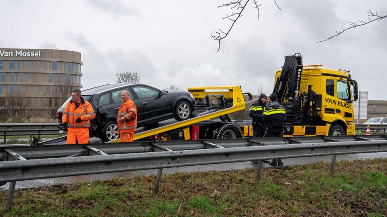 Na het ongeluk werd ook een bergingsbedrijf ingeschakeld (foto: Iwan van Dun/SQ Vision Mediaprodukties).