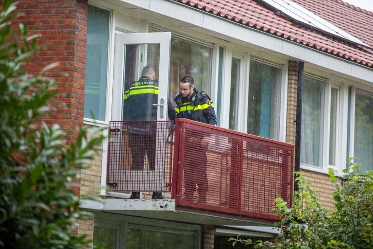 De politie doet onderzoek in de woning aan de Burgemeester Freijterslaan in Roosendaal (foto: Christian Traets/SQ Vision).