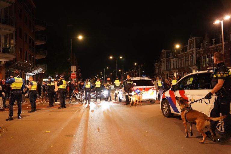 Agenten hadden de handen vol (foto: Bart Meesters/Meesters Multi Media/SQ Vision).