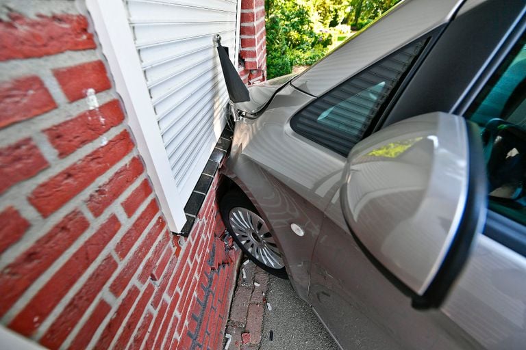 Het ging mis toen de bestuurster de rouwauto achteruit wilde rijden (foto: Rico Vogels/SQ Vision).