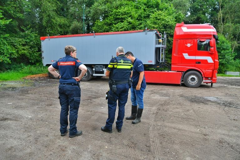 Vanwege de twee vrachtwagens kwamen de politie en de brandweer naar de Muggenberg in Heeze (foto: Rico Vogels/SQ Vision).