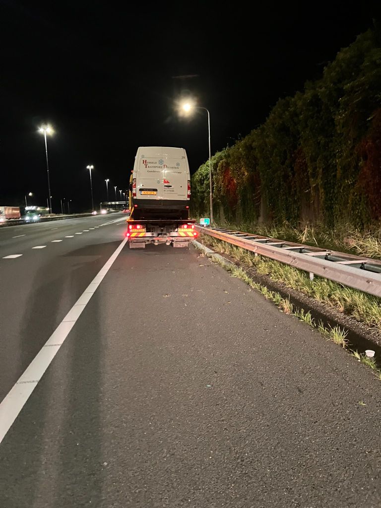 De bestelbus strandde op de A2 bij Liempde (foto: X/Weginspecteur Robert).