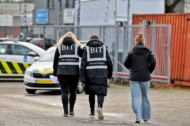 Medewerkers van het Bestuurlijk Interventieteam (BIT) Hart van Brabant op inspectie (foto: SQ Vision).