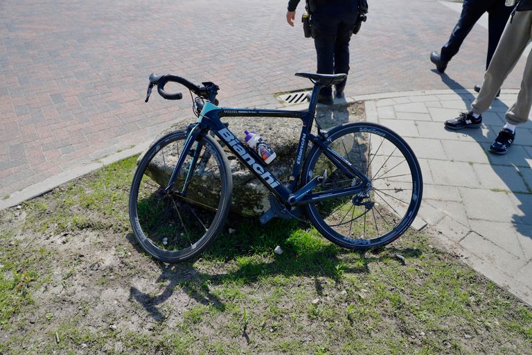 De automobiliste zou de wielrenner over het hoofd hebben gezien tijdens het oversteken (foto: SK-Media).