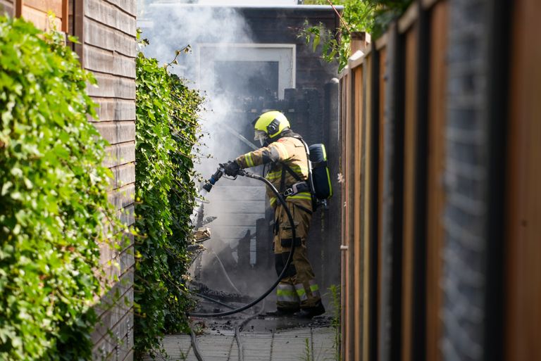 De brandweer probeerde de schade te beperken (foto: Gabor Heeres/SQ Vision).