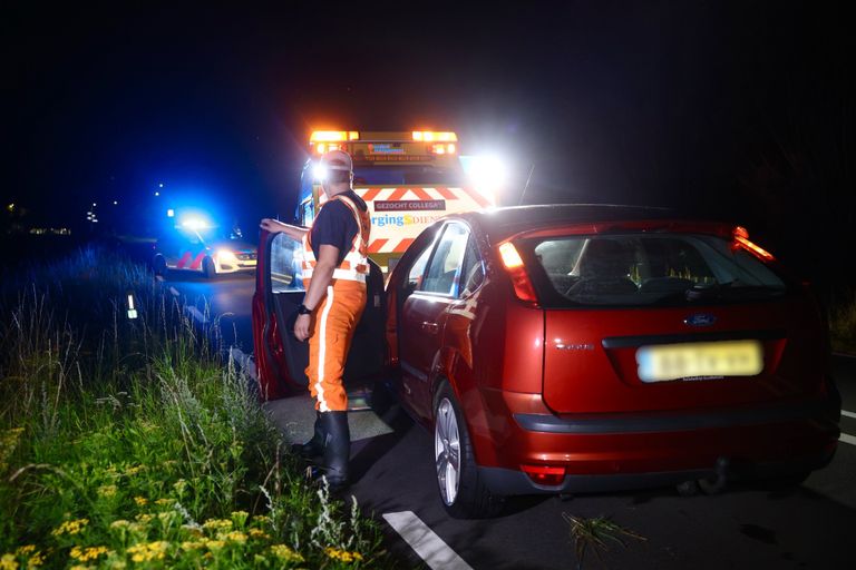 Een berger haal de de auto uit de sloot (foto: Sander van Gils/SQ Vision).