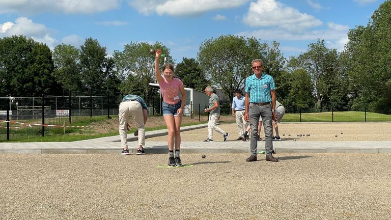 De 11-jarige Cecile is het jongste lid van de pétanquevereniging (foto: Megan Hanegraaf).