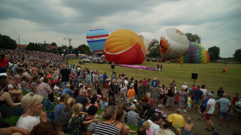 De enorme drukte bewees het gelijk van de organisatie: Grave heeft het ballonfestival echt gemist (foto: Rochelle Moes). 