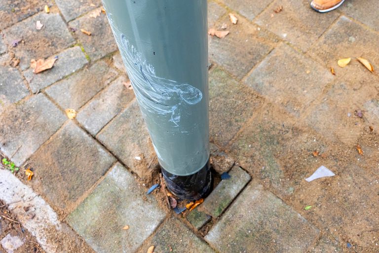 Man opgepakt na botsing met lantaarnpaal (foto: Gabor Heeres/SQ Vision).