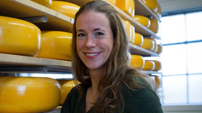 Anke Wismans op de zuivelboerderij