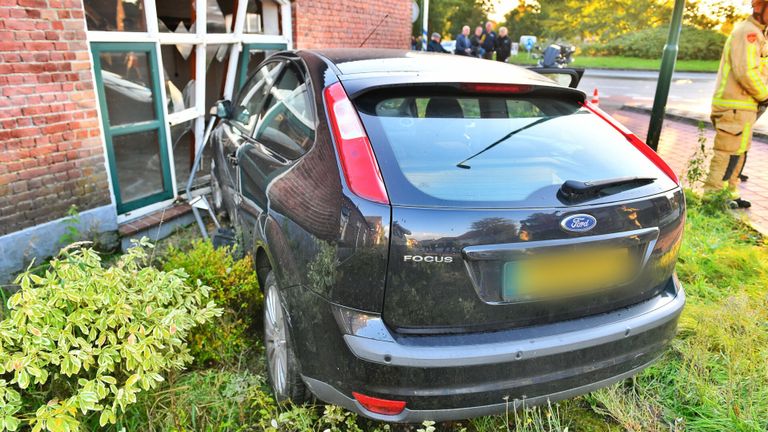 De vrouw kon zelf haar auto verlaten (foto: Rico Vogels/SQ Vision).