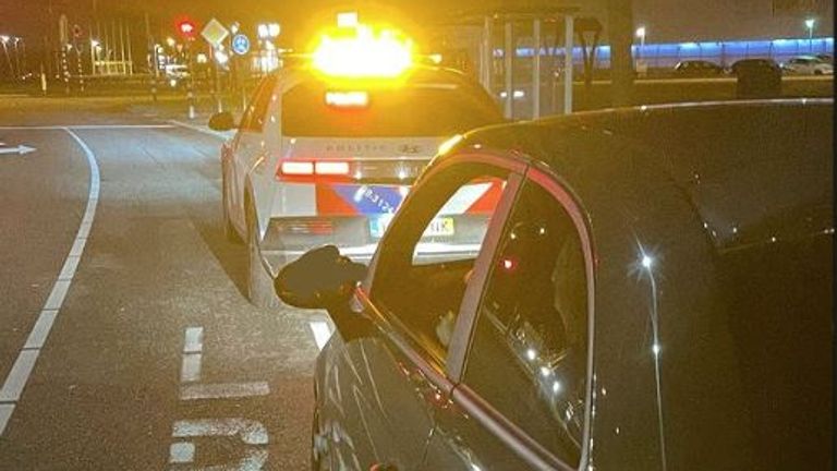 Agenten stopten de automobilist op de A58 bij Etten-Leur (foto: Instagram wijkagentexpert Weerijs buiten).