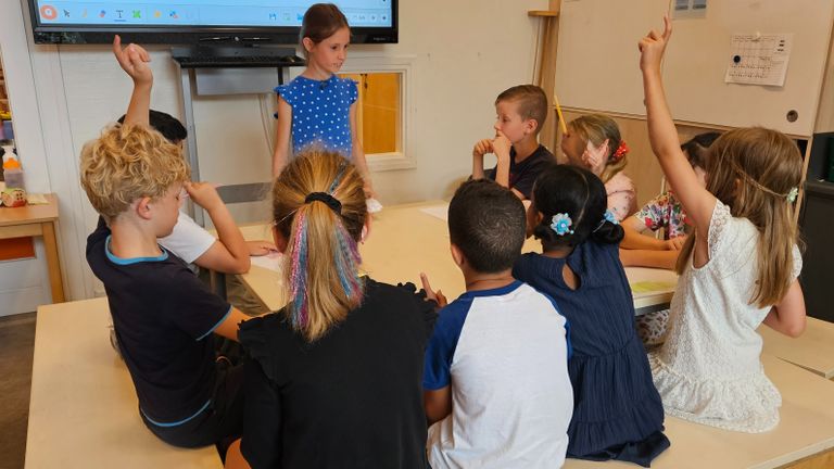 Lana (9) tijdens haar rekenles voor groep 3/4 (foto: Collin Beijk)