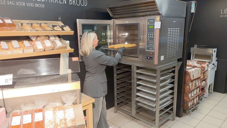 Kara van Bedaf bakt brood in de supermarkt.