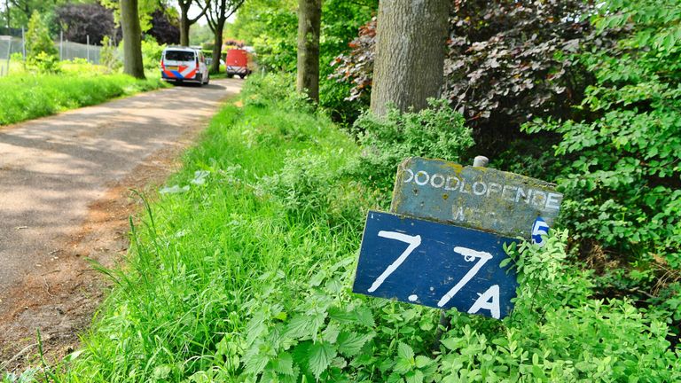 De weg naar het pand waar het drugslab werd aangetroffen (foto: SQ Vision).