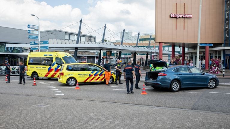 De auto (rechts) die in Roosendaal tegen een straatlantaarn botste (foto: Christian Traets/SQ Vision).