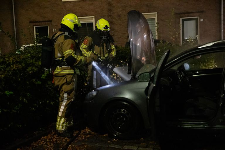 De brandweer probeert te redden wat er te redden valt (foto: Christian Traets/SQ Vision).