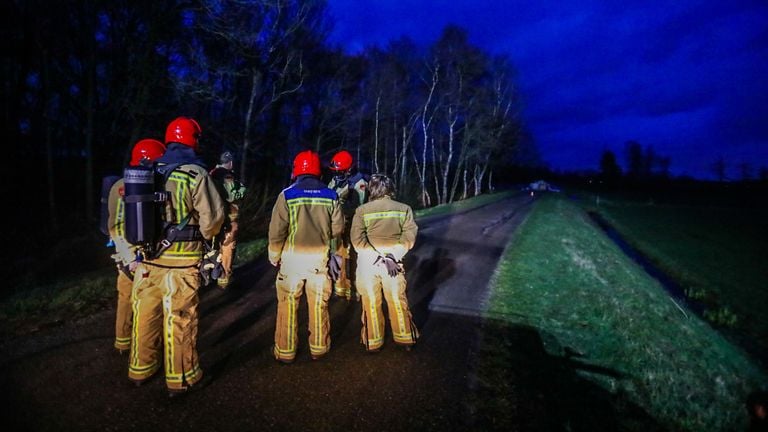 Hulpdiensten werden opgeroepen om het drugsafval op te ruimen (foto: Pim Verkoelen/SQ Vision).