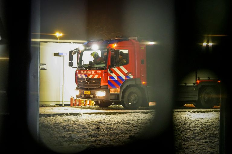 De brandweer kon voorkomen dat het vuur zou overslaan naar andere gebouwen van de opvanglocatie op landgoed Velder (fto: SQ Vision). 