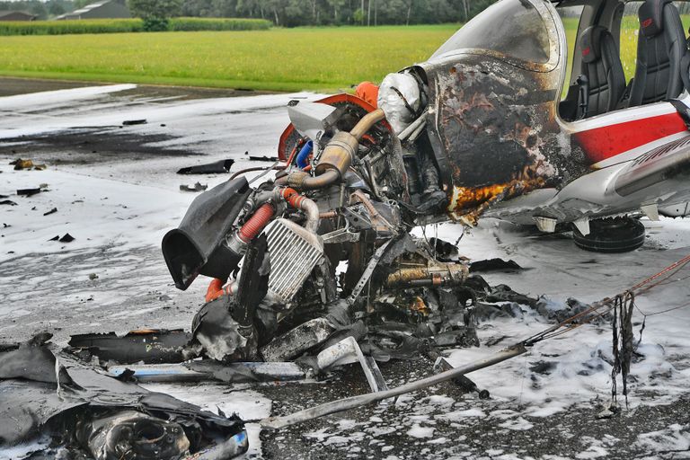 Van het vliegtuig bleef weinig over (foto: Rico Vogels/SQ Vision).