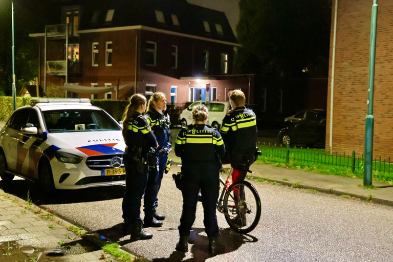 De politie doet onderzoek aan het Mariaplein in Cuijk (foto: SK-Media).