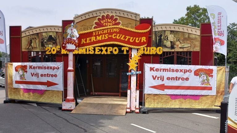 De spiegeltent van de kermisexpositie staat dit jaar naast het reuzenrad aan de Spoorlaan. (Foto: Stichting Kermiscultuur).