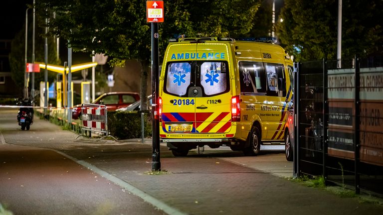 Het slachtoffer werd in een ambulance naar een ziekenhuis gebracht (foto: Jack Brekelmans/SQ Vision).