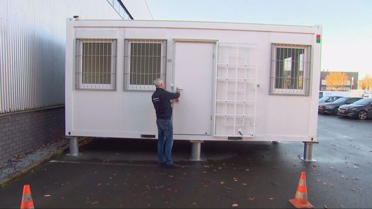 Een van de prothese-containers (foto: Jan Peels)