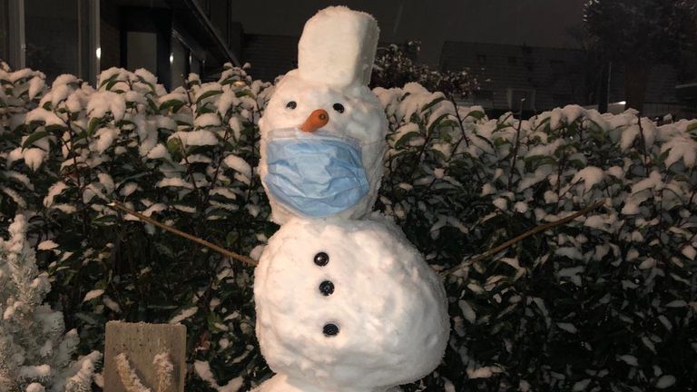 De coronaproof sneeuwpop van Sepp en Beau in Oosterhout (foto: Sharon en Michel Kool).